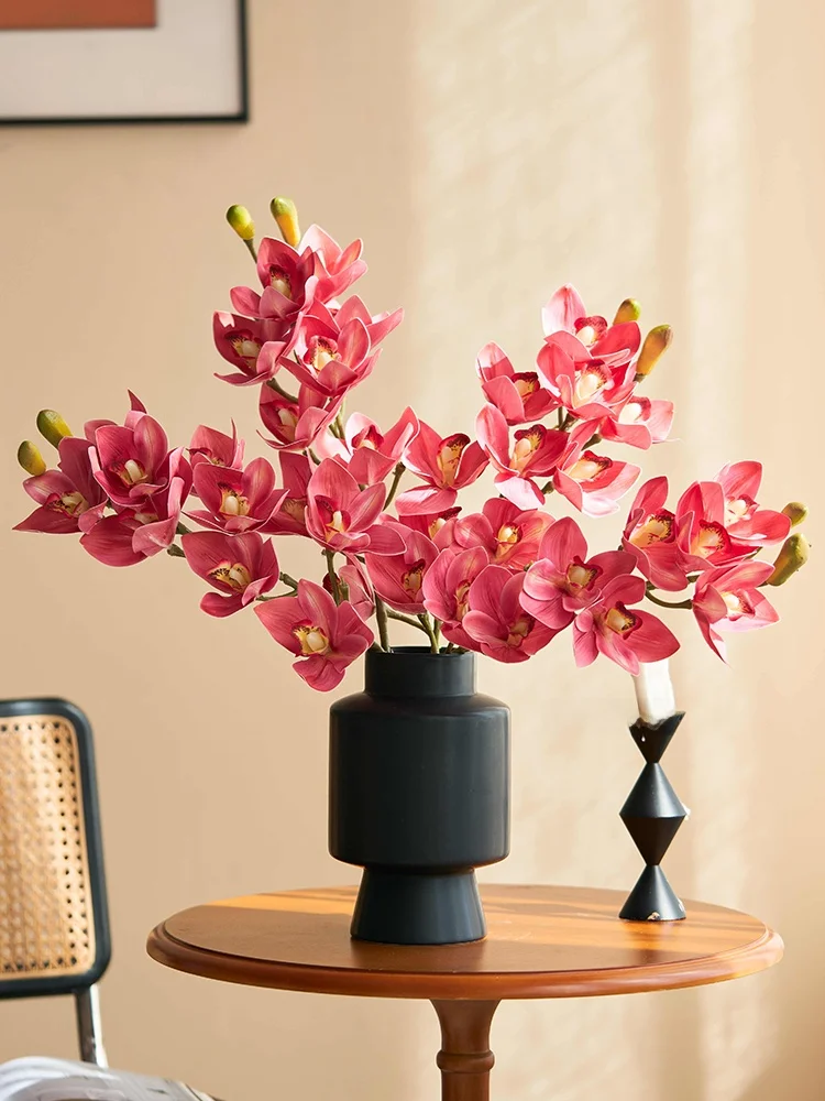 造花と観葉植物の違いを知れば、部屋に彩りをもたらすのはどれか？