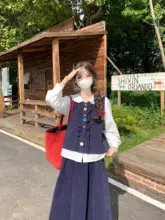 レトロなデザインの女性用ベストとゆったりとしたスカート、シャツの組み合わせ（セットアップ対応）
