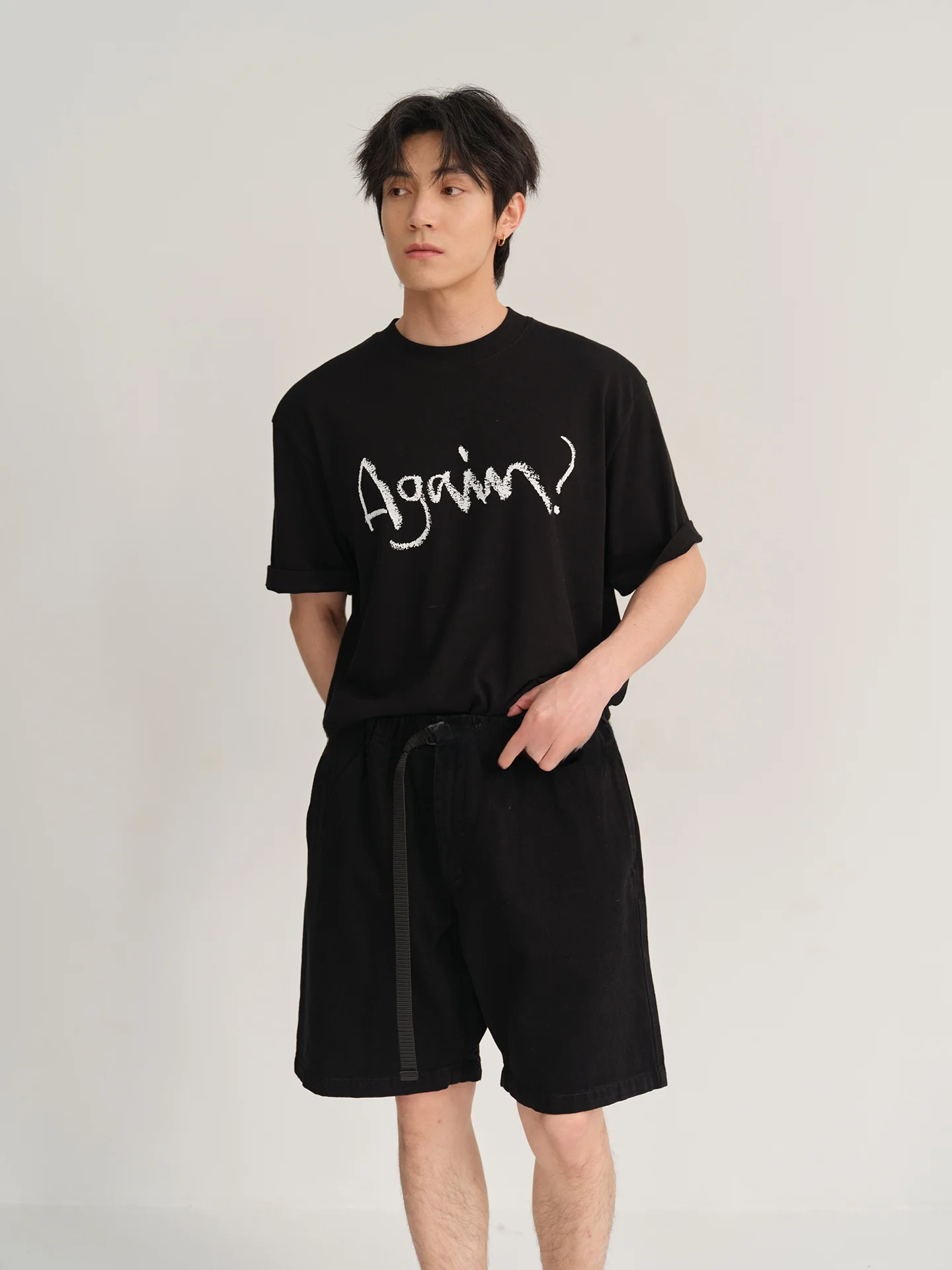 シンプルデザインのコットンショートパンツ：カジュアルスタイルに最適なメンズパフォーマンス
