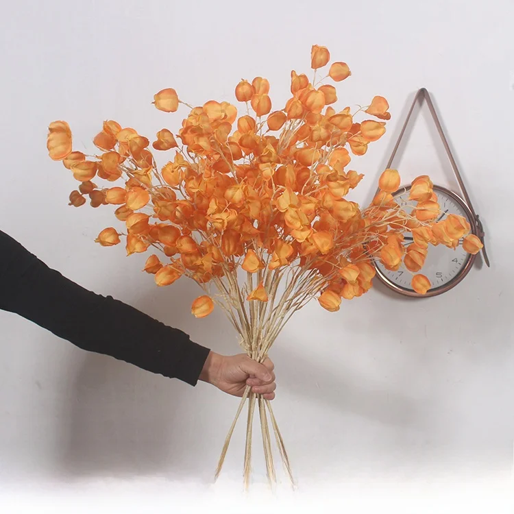 赤い花弁の造花ブーケ：灯篭果デザインで空間を彩るおしゃれな飾り方