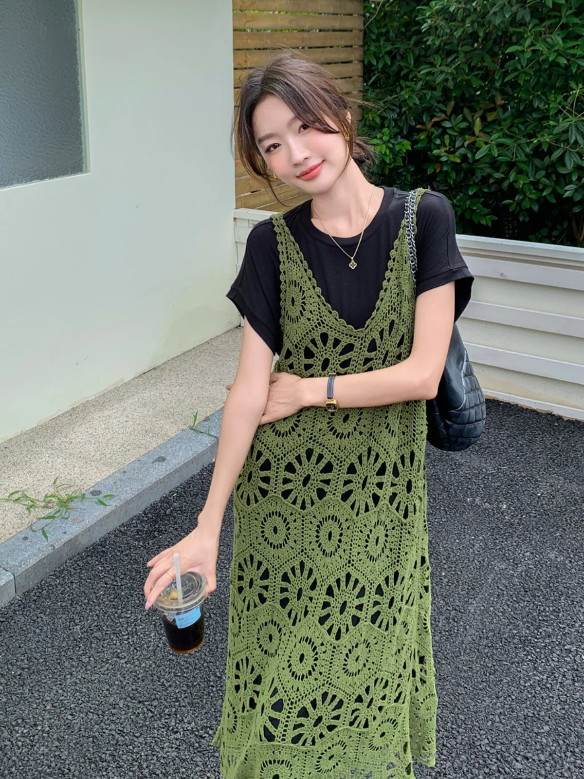ハーネス服は本当に必要？夏のカジュアルスタイルに合うアイテムとは？