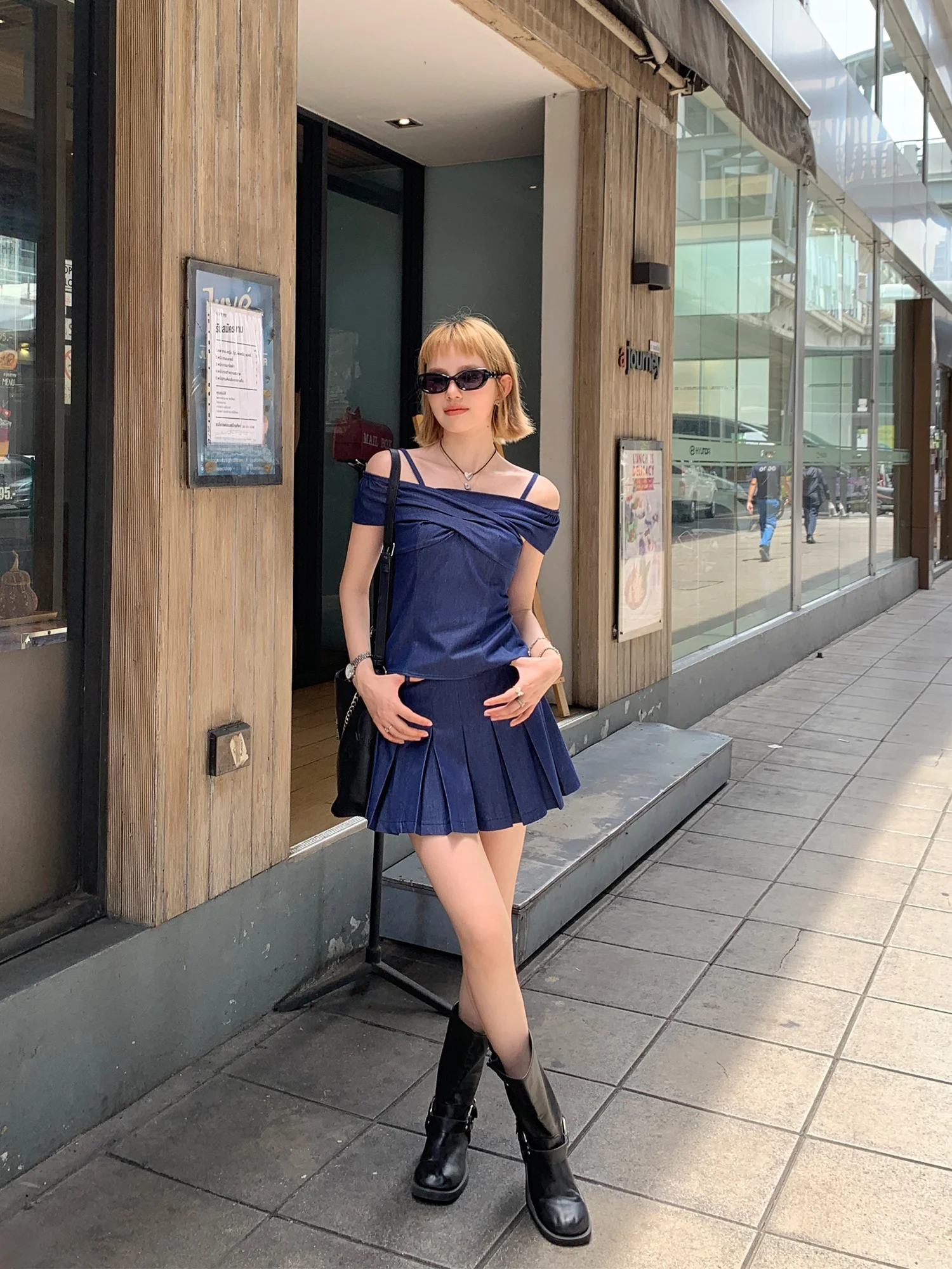 デートディナーに着る服は、カジュアルすぎるのとフォーマルすぎるのどっちがいいの？