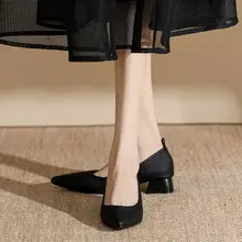 尖ったトゥのレディース秋用粗ヒールシューズ【ブラック・仕事用・低ヒール・柔らかいソール】（セットアップ対応）