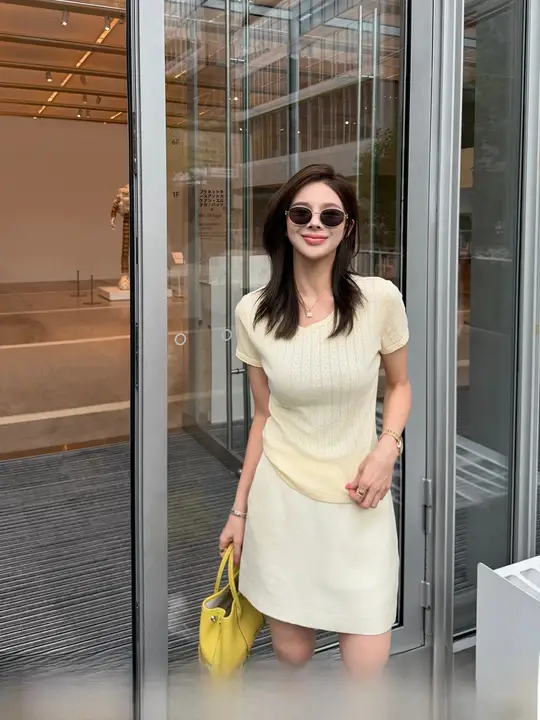 肌理が美しいフランス風刺繍入りショートスリーブTシャツ【夏用・フィット感あるデザイン・レース付き】