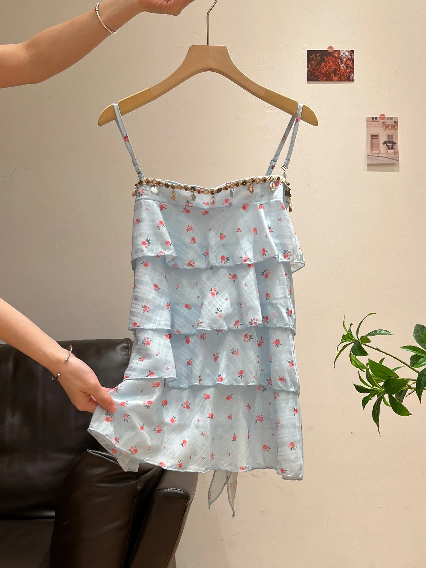 きれいめコーデの夏をどう選ぶ？30代女性が実際につかう「ブルーの花柄ノースリーブキャミソール」の真実