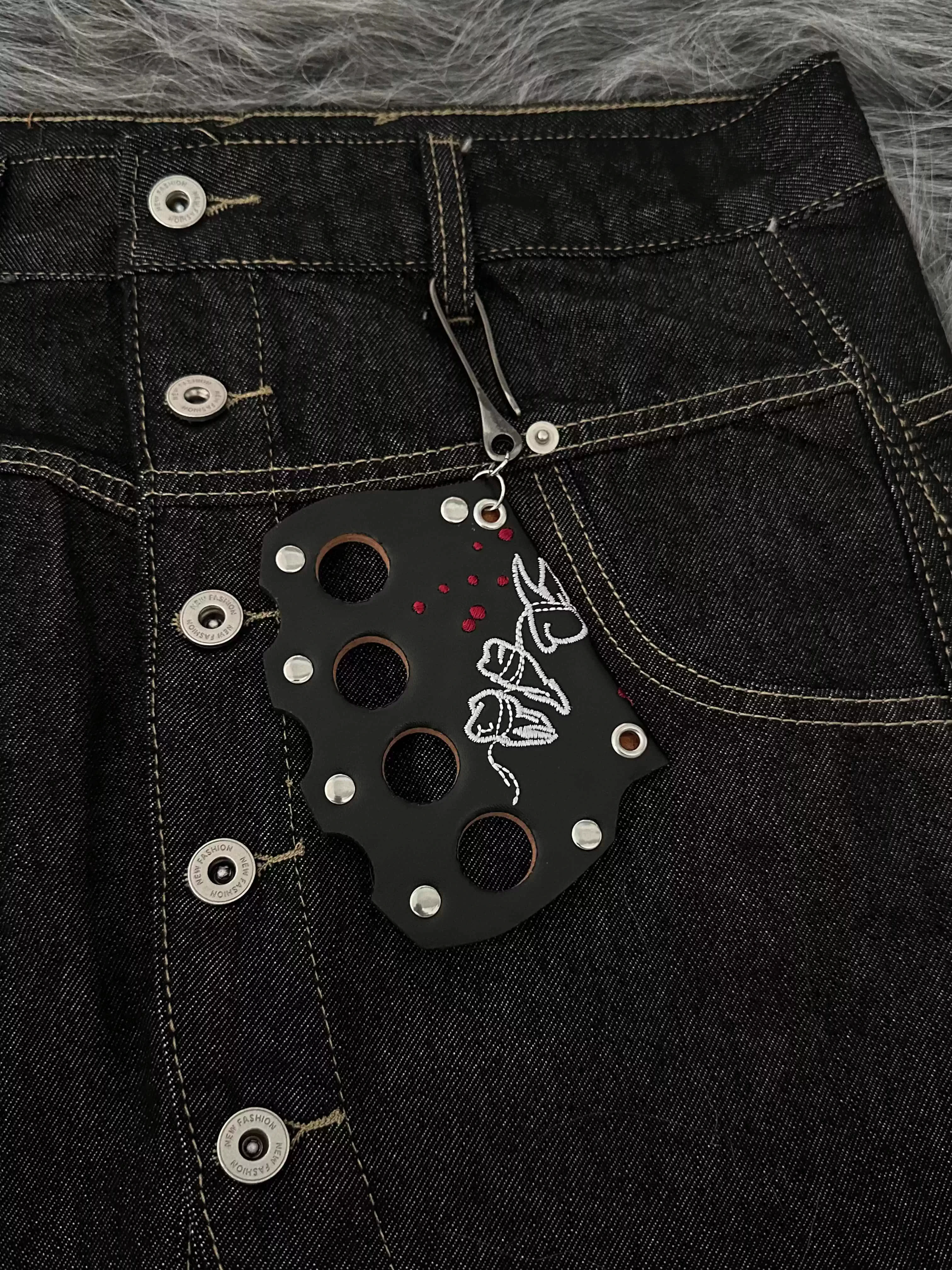 手作り刺繍レザーキーホルダー：馬毛デザインと虎モチーフのオリジナルアイテム