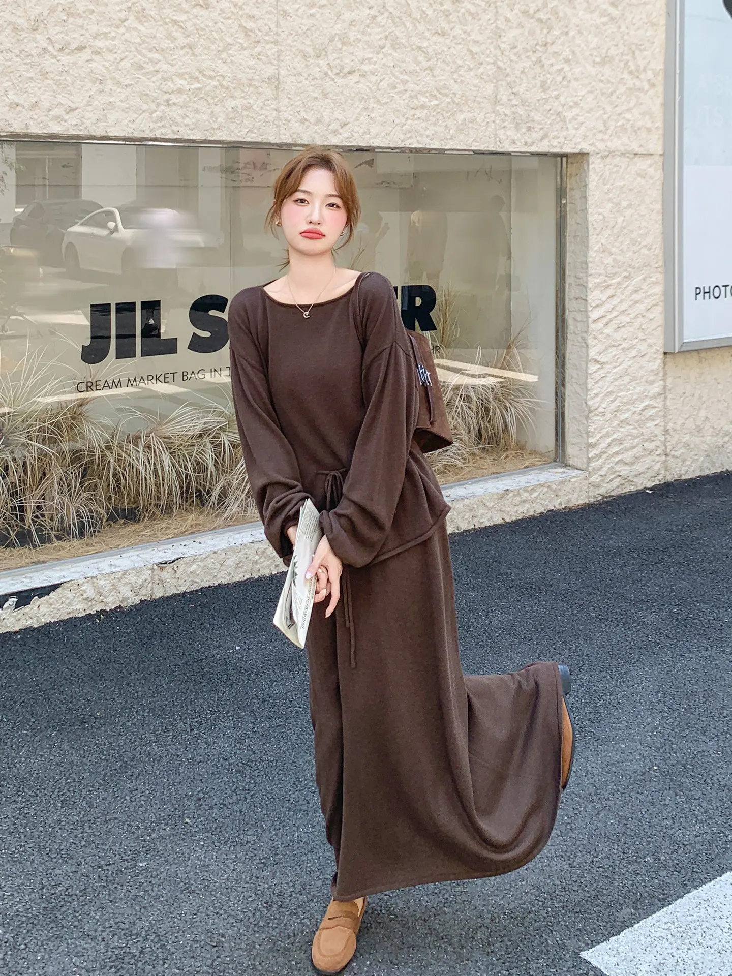 コーヒーカラーのレトロ風メラードニットトップスと半身スカートセット：春服コーデの季節感と着心地を実証