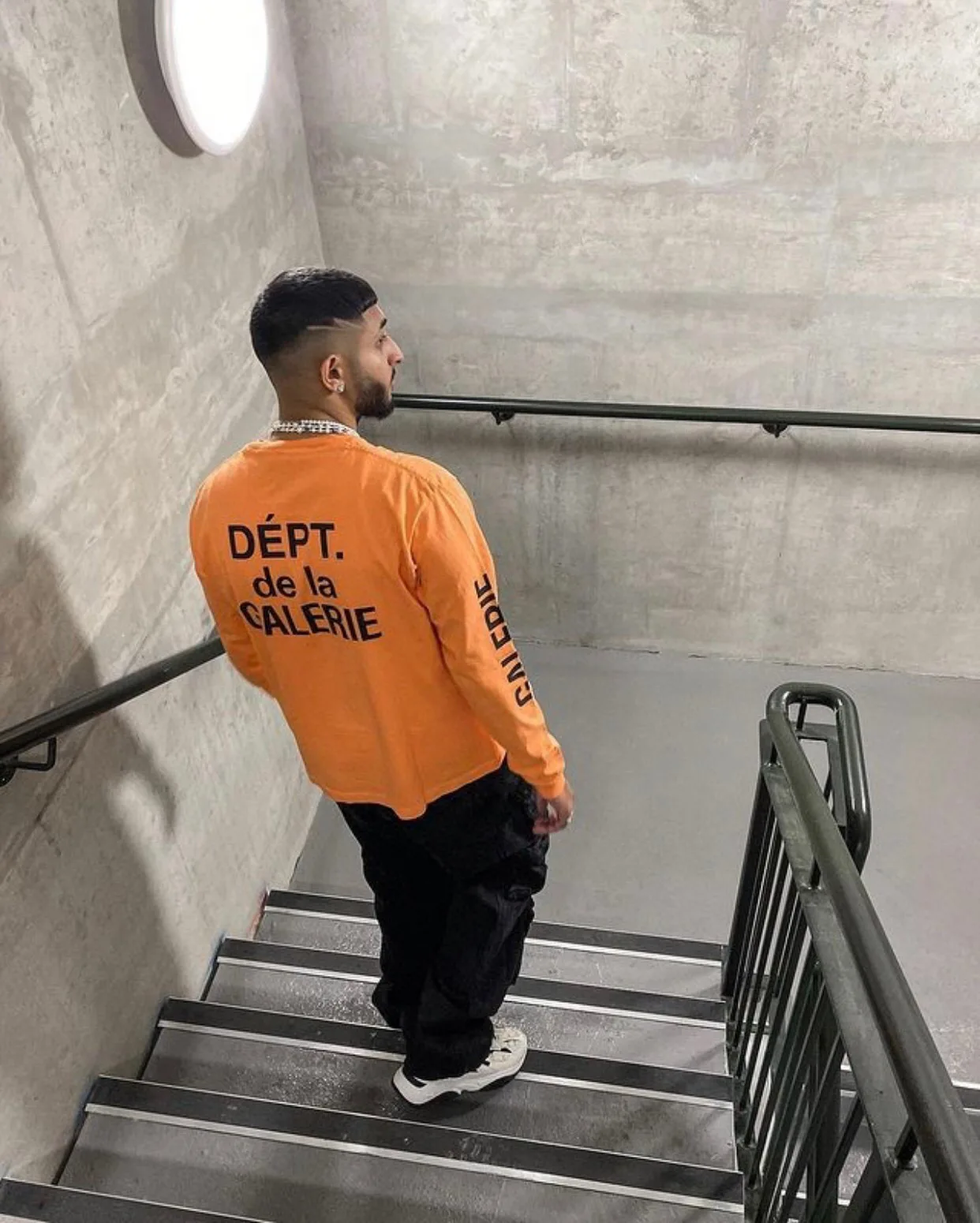 オレンジ色のゆったりとした長袖Tシャツ【ヴィンテージ風・ウォッシュ加工】の特徴と実用性