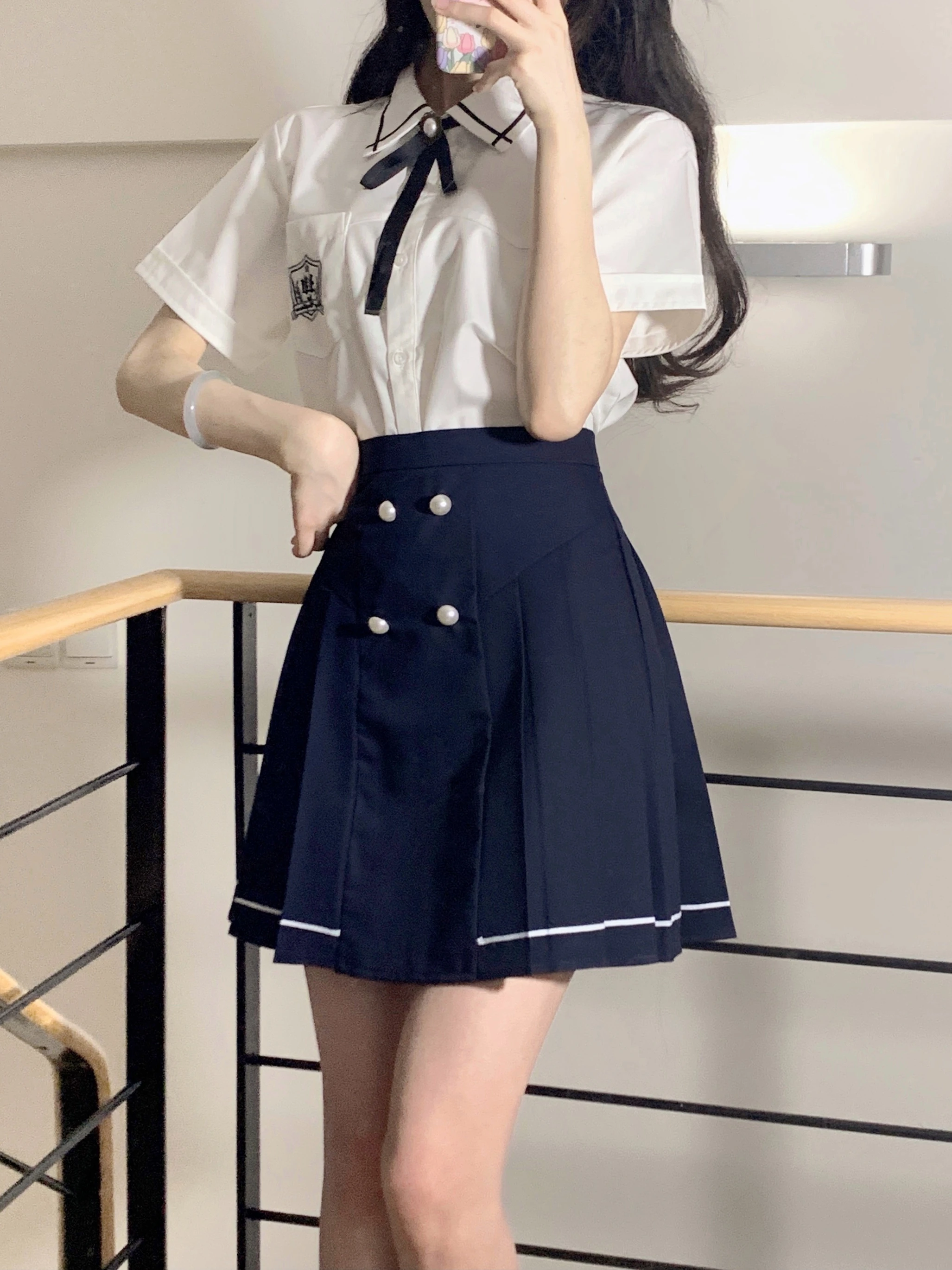 車厘子JKオリジナル学生制服セット：白シャツとプリーツスカートのデザインと実用性