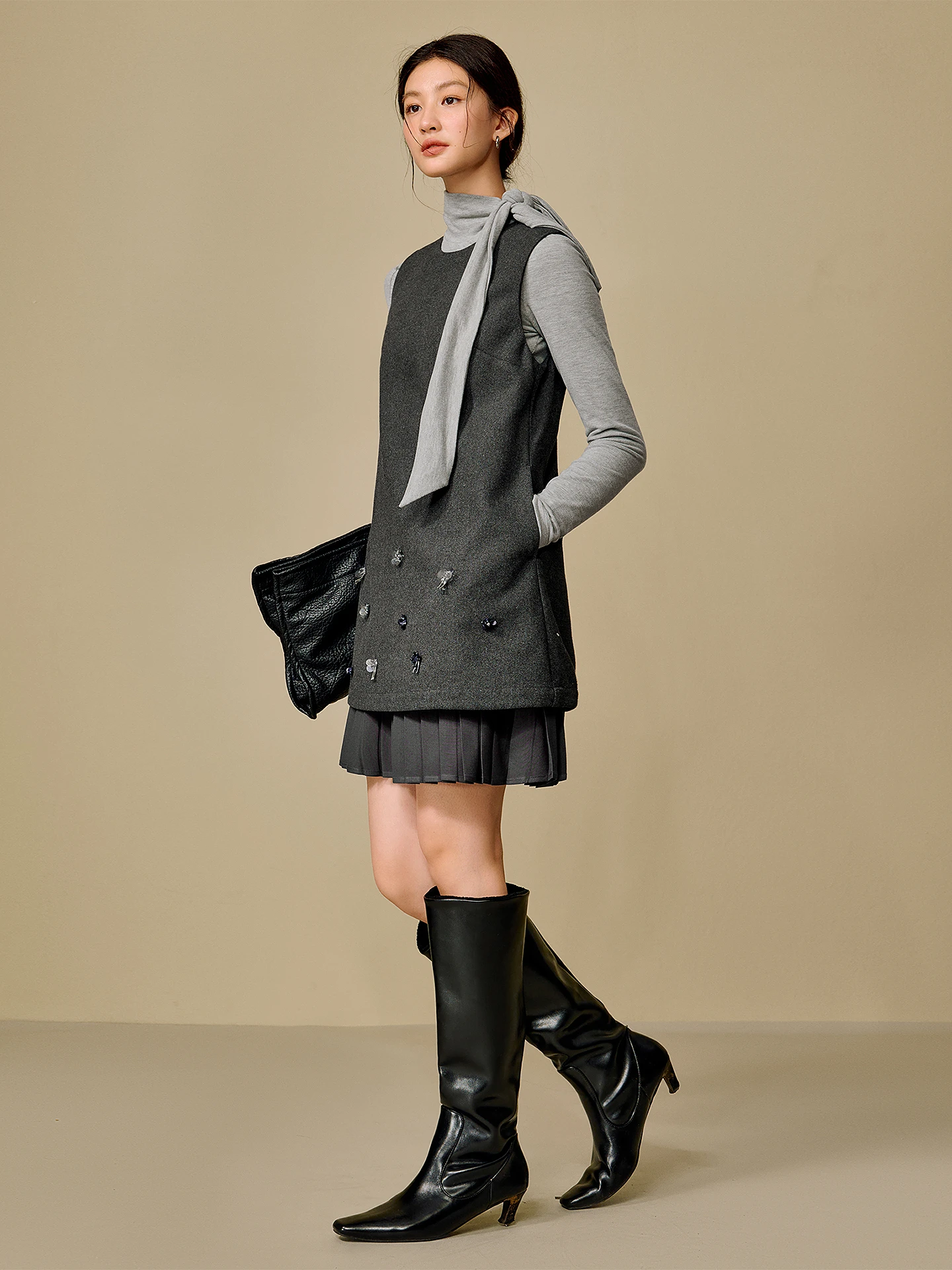 11月に着るレディース服装はどう選ぶ？立体ビーズフラワーが際立つグレー系ノースリーブワンピースの選び方