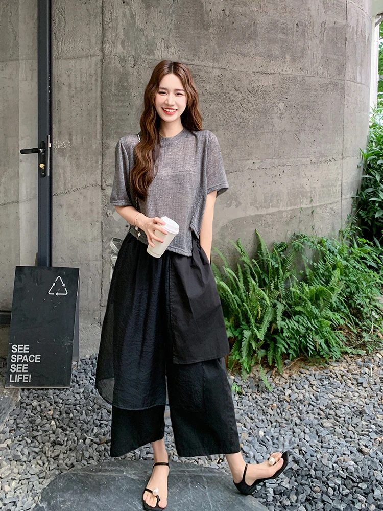 夏のストリートコーデで失敗しない、Tシャツと不規則ワイドパンツの組み合わせは？