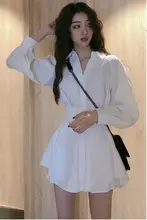 デザイン感のある白シャツとワイドパンツの女性用春夏コーディネート（セットアップ対応）