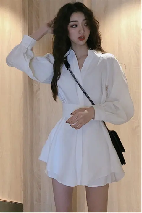 デザイン感のある白シャツとワイドパンツの女性用春夏コーディネート（セットアップ対応）