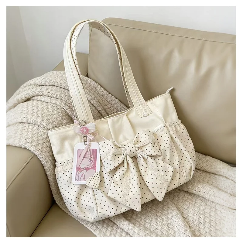 10万円以内のA4ショルダーバッグで通勤に負けないスタイルは？