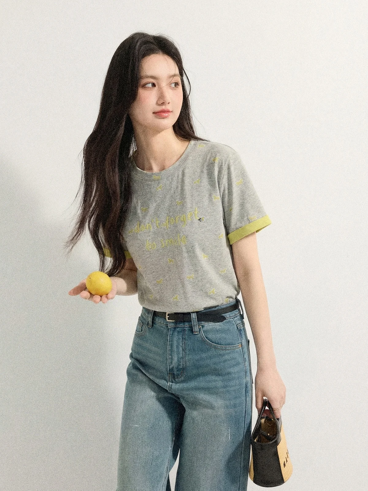 デザインにこだわったグレーTシャツで、日常のスタイルをどう変える？