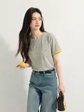 デザイン性に優れたグレーのラウンドネックTシャツ【女性用・ロゴプリント・半袖・カラーブロック】