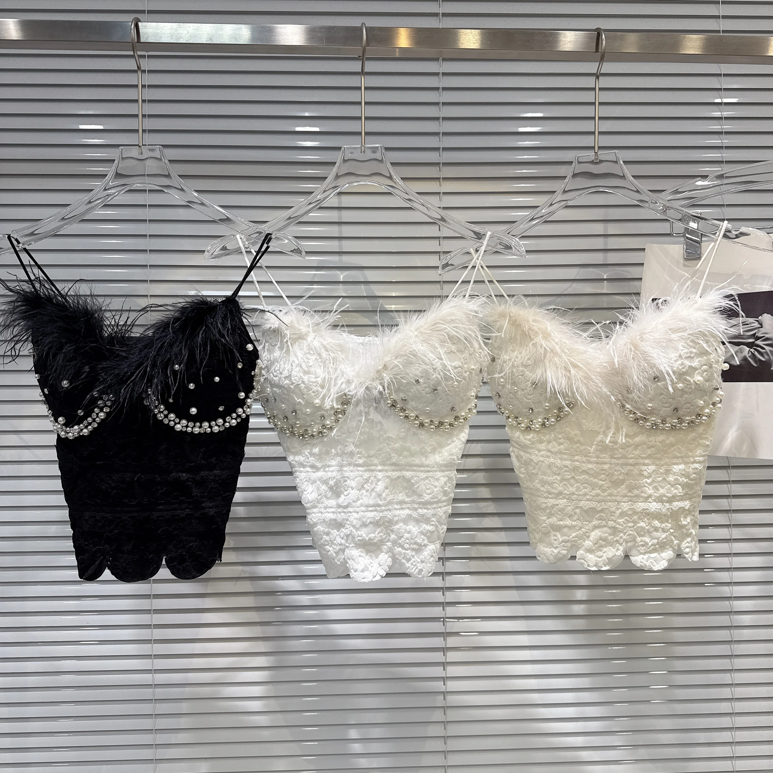 羽毛トリムビーズ付き刺繍ブラカップキャミソール：甜美風の内搭スタイルを実現