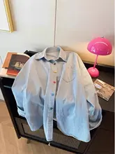 カジュアルなビッグサイズブルーとホワイトのストライプデニムシャツ【ユニセックス・長袖・秋用・カラー付きボタン・翻領】