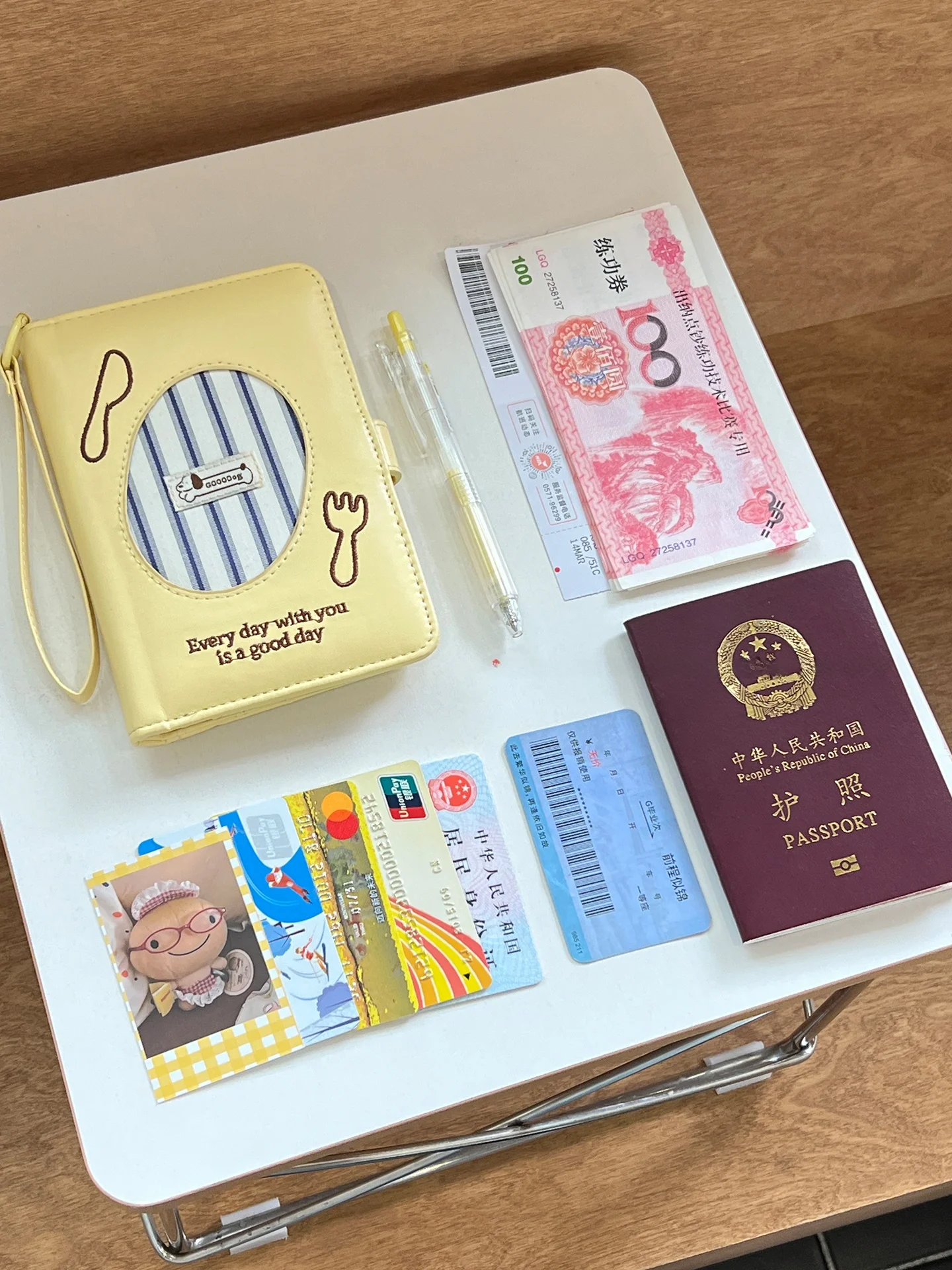 防水レザー旅行用パスポートケース：ショルダー紐付きで小物収納を実現