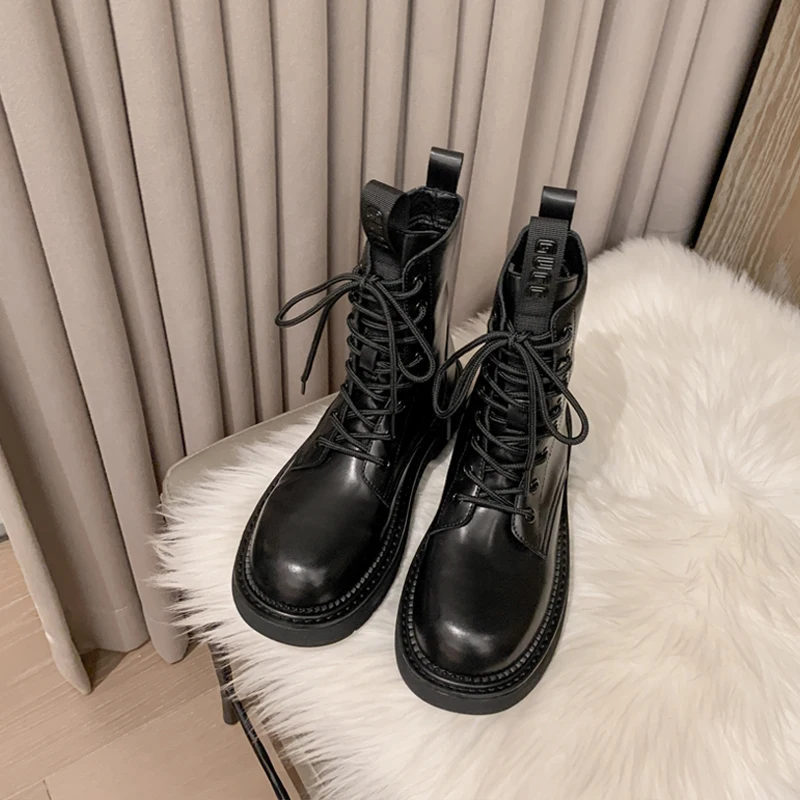 黒いブーツと茶色のブーツ、どちらが冬に最適？実際の生活で感じた違いを解説