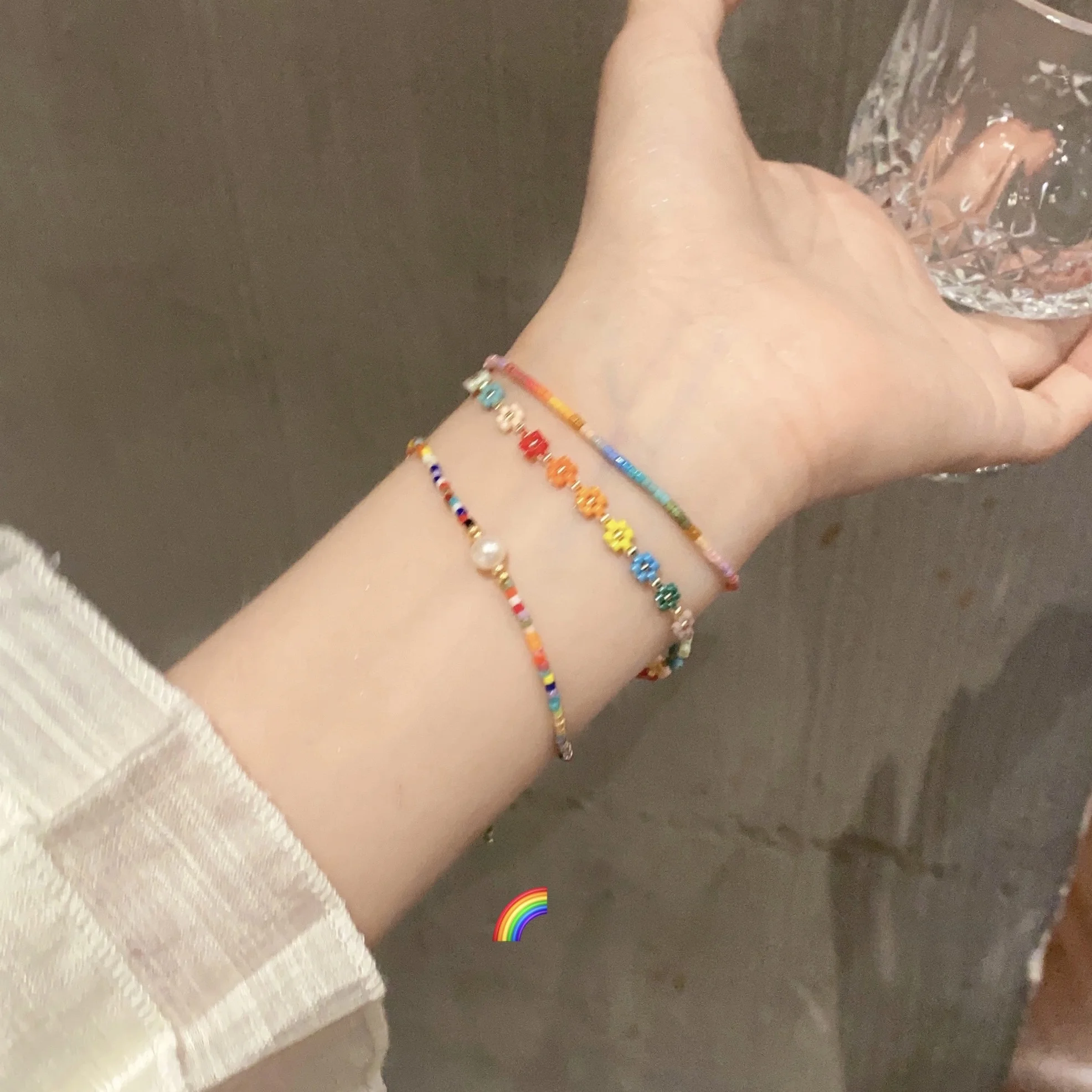 カラフルな編み込みブレスレット：夏用・個性的・インスタ映えの手作りアクセサリー作り方