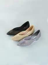 尖ったトゥの通勤用パンプス【アッパーにビジュー付き・低ヒール・通気性】