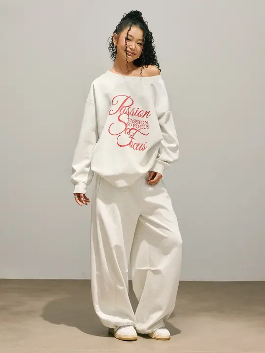 斜め肩デザインの米白色スウェットシャツ【極上の柔らかさ・快適な通気性・アメリカンカジュアル】（セットアップ対応）