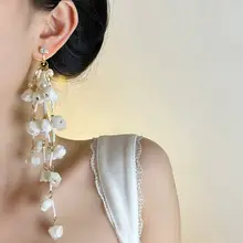 華やかな白色スズランのフリンジイヤリング【デザイン性の高い結婚式用・新婦向け】