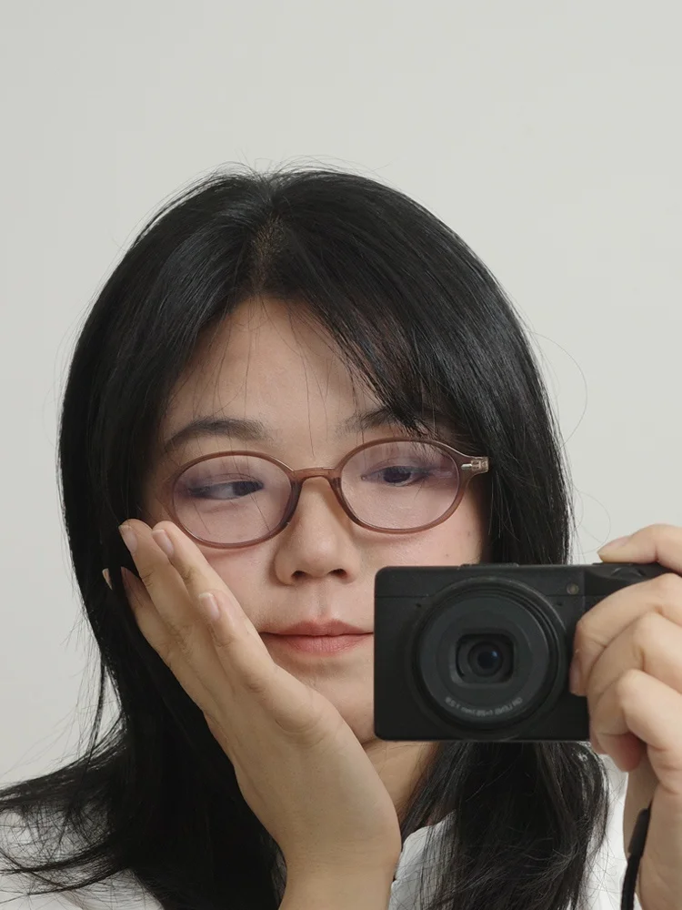 50代の女性にぴったりのメガネフレームは、色とデザインでどう選ぶ？