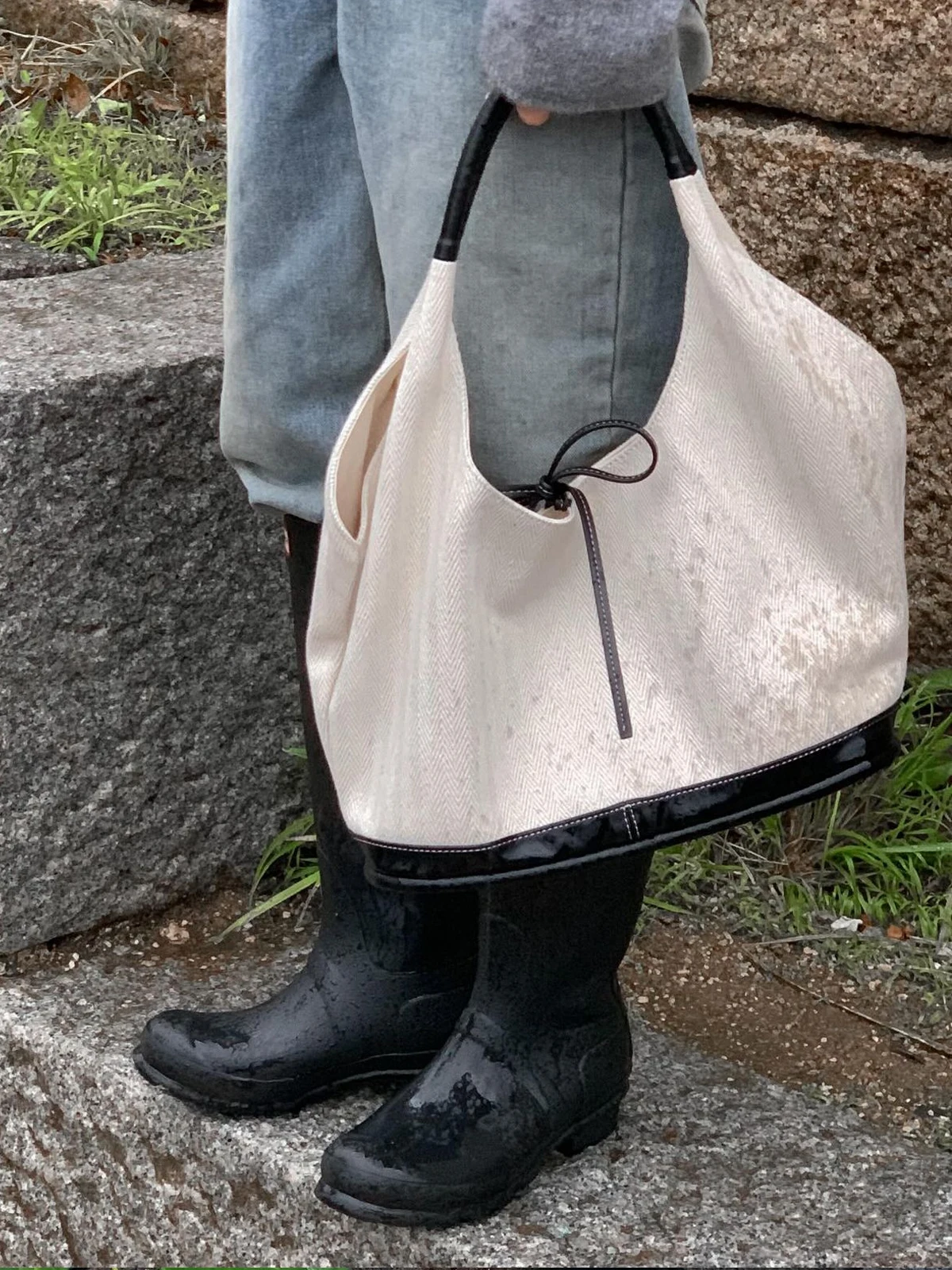 お出かけトートバッグで通勤も旅行もスムーズに？この1つのバッグが解決する理由とは