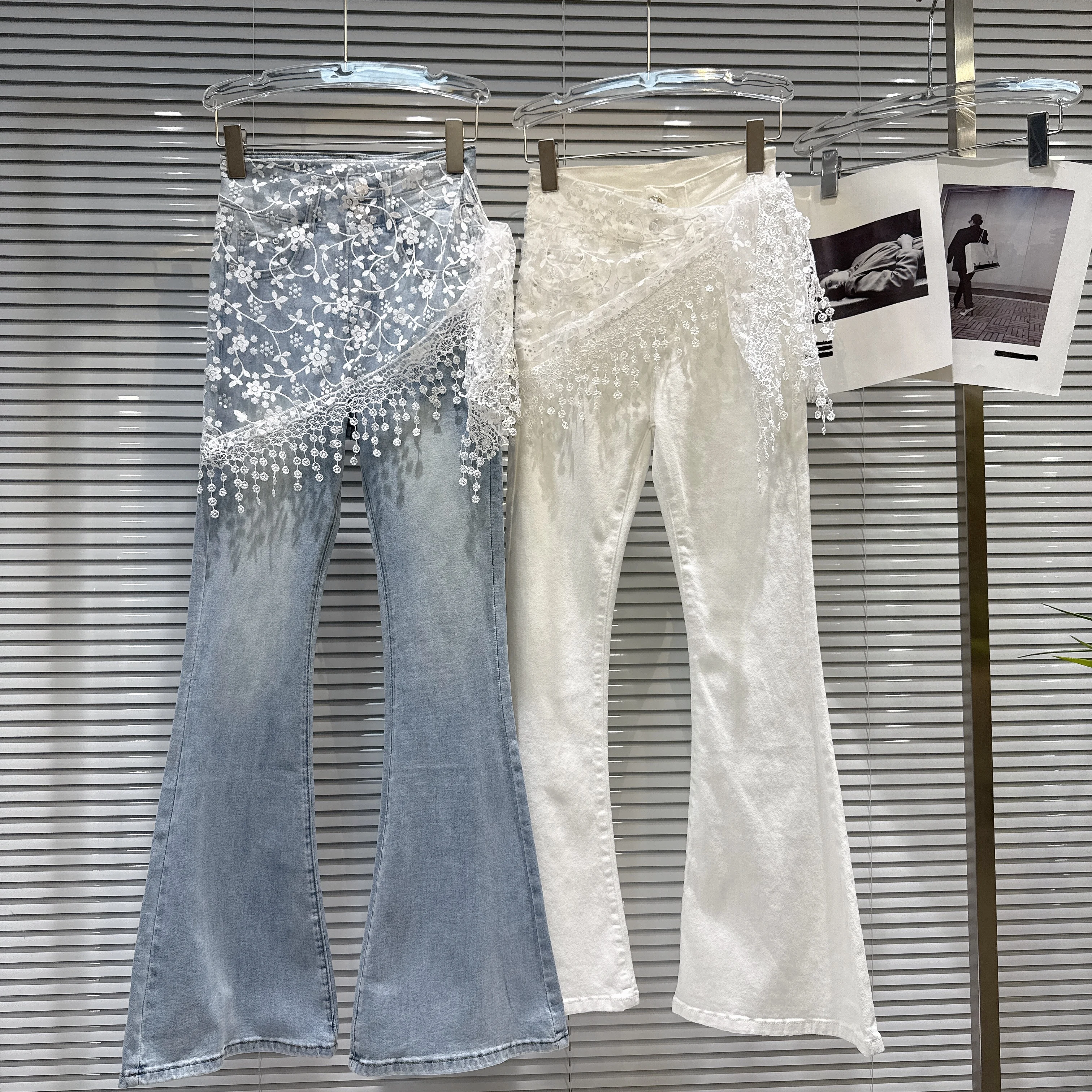 フリル付きデニムパンツ：トッパー刺繍と微喇デザインの実用性と着用シーン