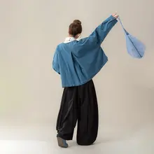 浅い青のラウンドネックヴィンテージ風デニムジャケット【女性用・秋コーデ・ポケット付き・デザイン性あり】