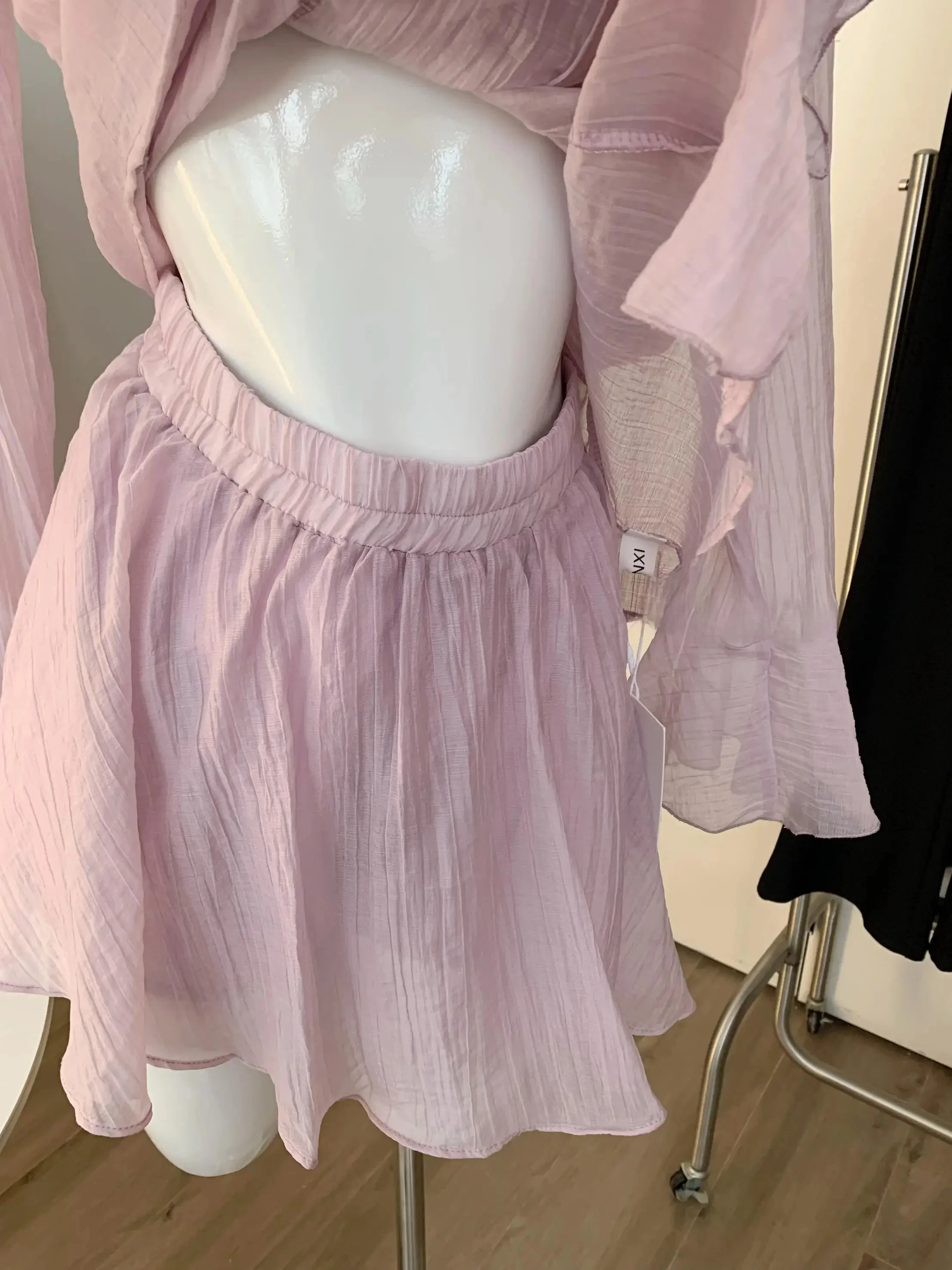 ペアルック カップル 夏の定番アイテム：涼しげなラッフル袖シャツとフレアスカートセット