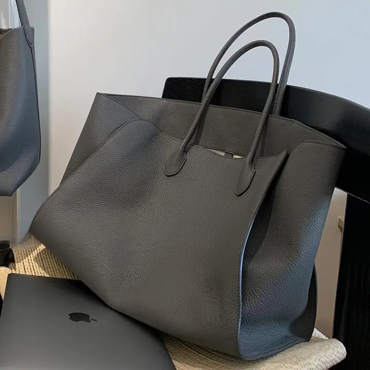 大容量グレーショルダートートバッグ【女性用・洗練されたデザイン・通勤用】