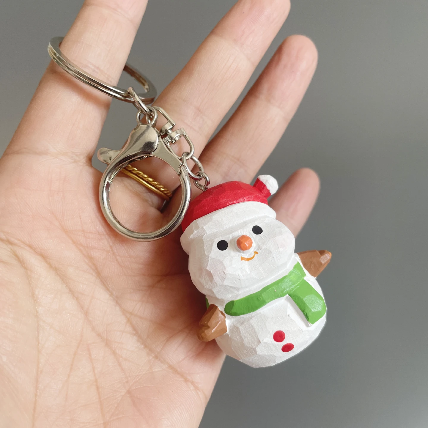 手作り木製スノーマンキーホルダー：クリスマスギフトや日常送礼に最適な可愛さと実用性