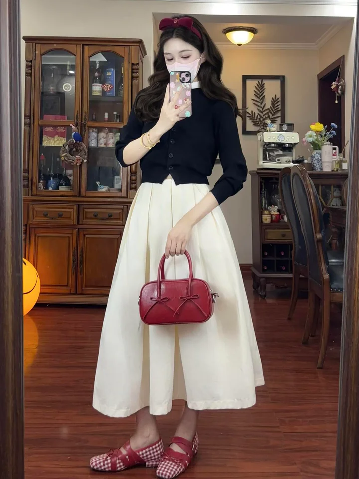 秋のコーディネートに最適！黒のニットセーターと白のスカート【ハイウエ スト・ニット風デザイン】（セットアップ対応）