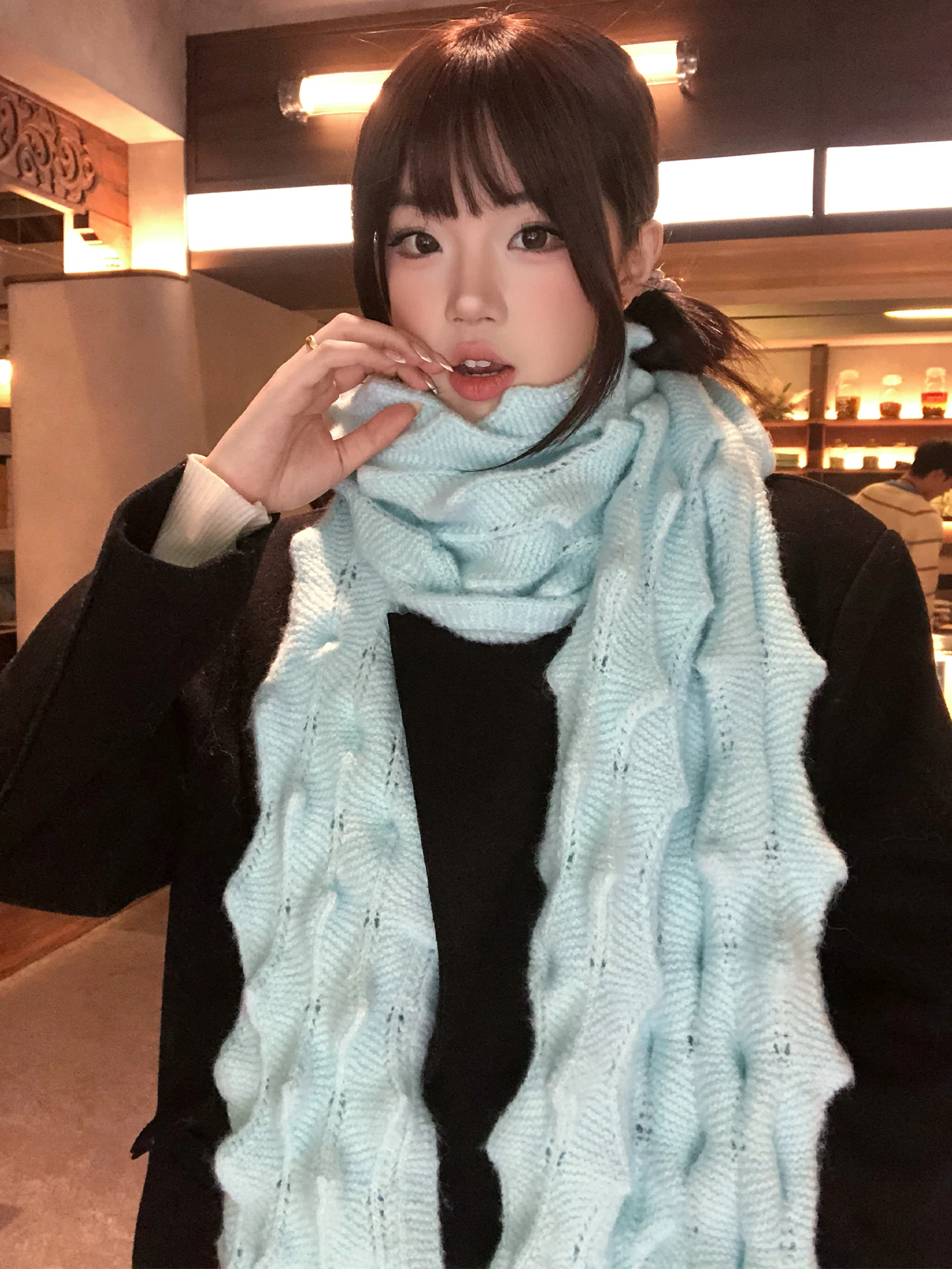 秋冬用の厚手ニットスカーフ：黒眼豆豆の韓風長めデザインが防寒性能を実証
