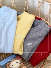 華やかな刺繍が特徴の赤いニットカーディガン【冬用・高級感あり】