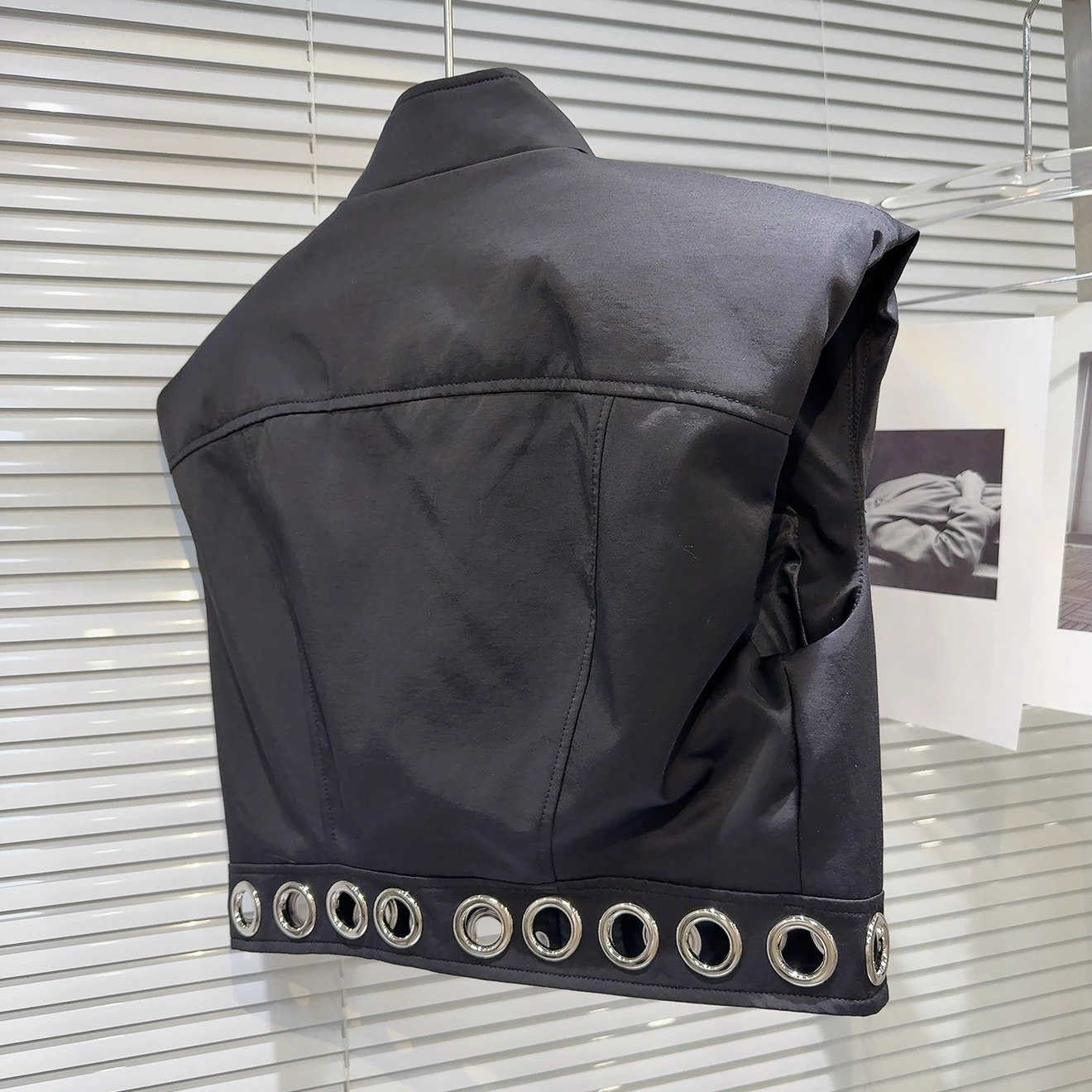 かっこいい服女黒：暗黒ガールズメタルリングショルダーベスト＆ロングHスカートの実用性と着こなしのデータ解析
