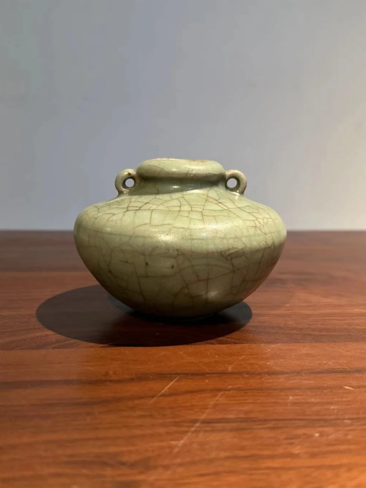 清末民国風青瓷茶壺：龍泉窯手作り小壺の実用性と使用シーン