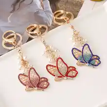 可愛らしいデザインのダイヤモンド付き蝶のキーホルダー【金属製・女性用バッグアクセサリー・幸運のギフト】