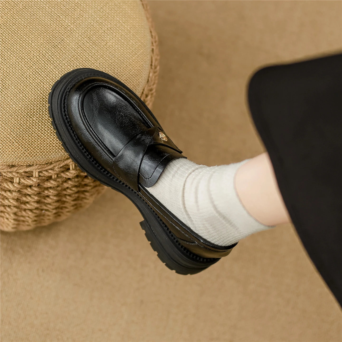 厚底ローファーを選ぶときに迷うのは、本当に足首のタイプなのか？
