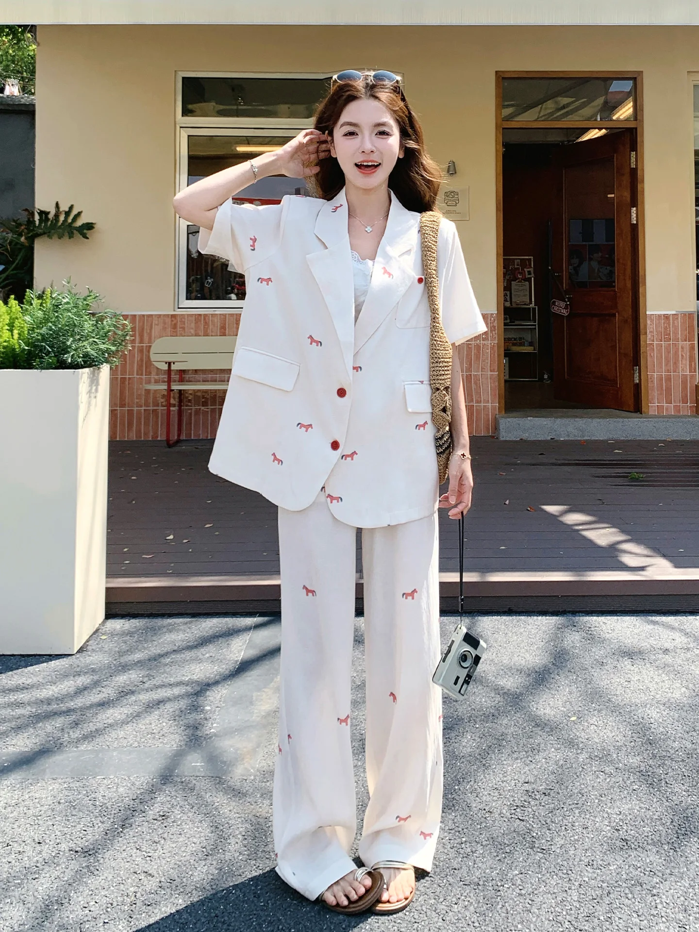 小馬プリントのショートスリーブジャケットとワイドパンツセット：通勤風のカジュアルスタイルを実現
