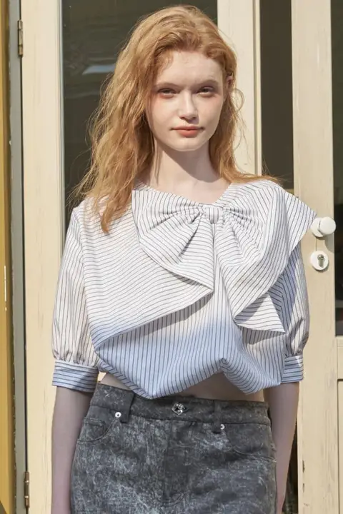 フリル付きストライプ半袖ブラウス【夏用・リボンデザイン・レディース】