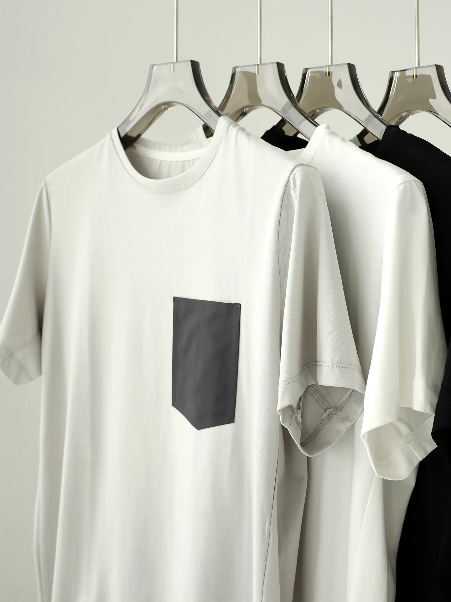 アウトドアTシャツはどんな素材がおすすめ？通気性と吸湿性の違いを知れば、夏の日常もスムーズに