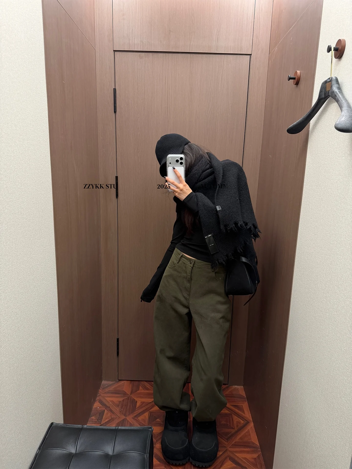 グレー デニム はなぜ今、私たちの日常に不可欠なのか？