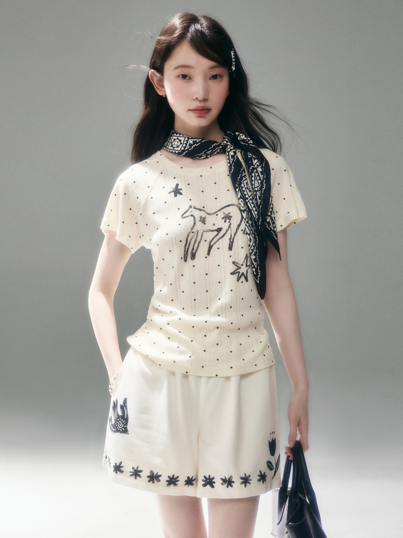 星芒の小馬デザイン Tシャツ：モード系 ブランド プチプラ としてのデザインと実用性