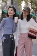 高級感漂う白いハイネックニットトップス【女性用・フィットデザイン・春用】