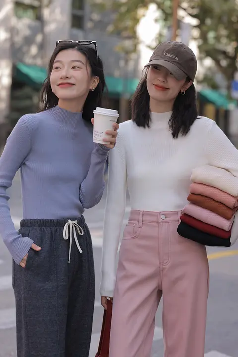 高級感漂う白いハイネックニットトップス【女性用・フィットデザイン・春用】