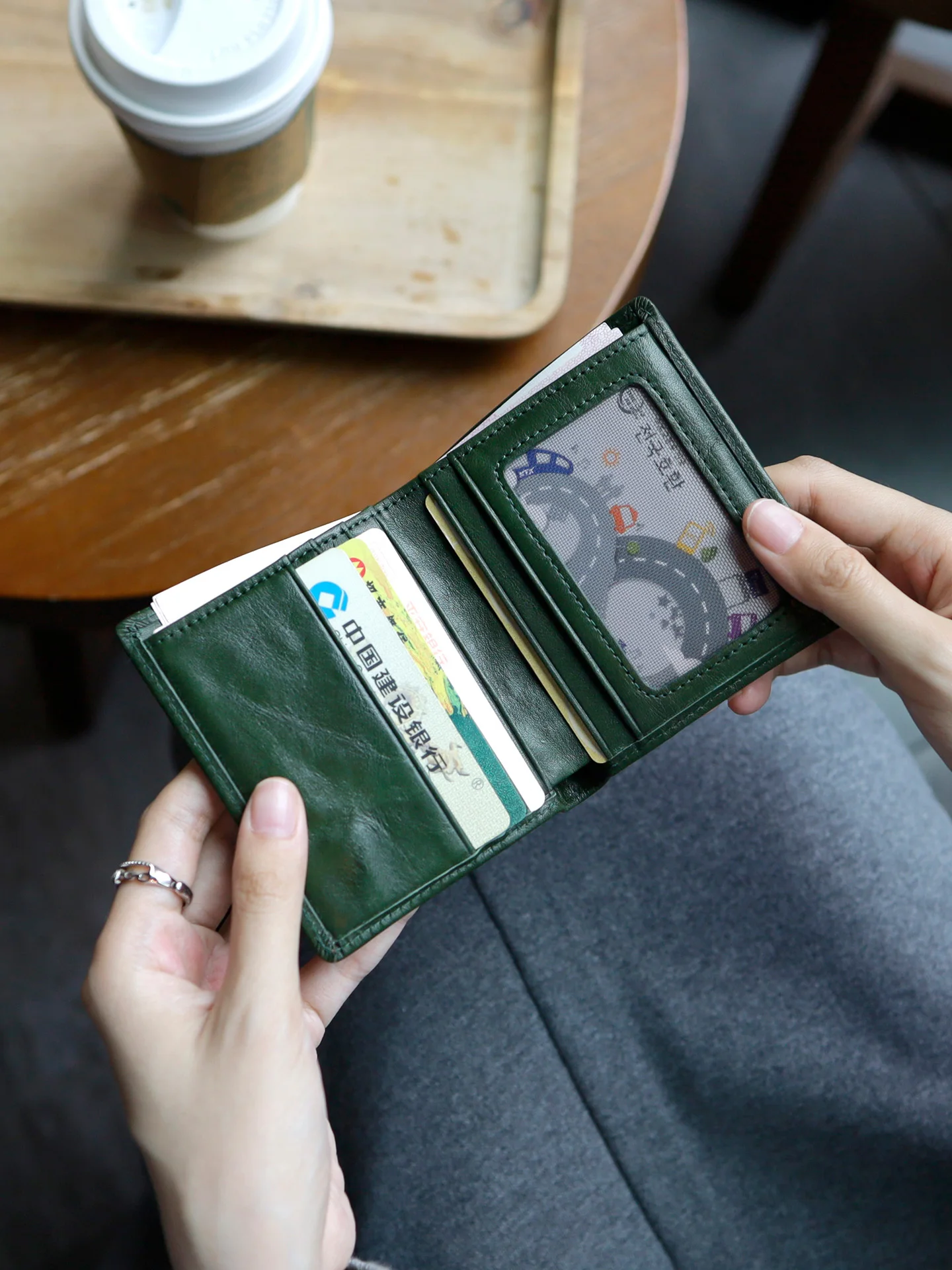本革製レディースbillfold：ショート・薄型・頭層牛皮で日常使いに最適なシンプルデザイン